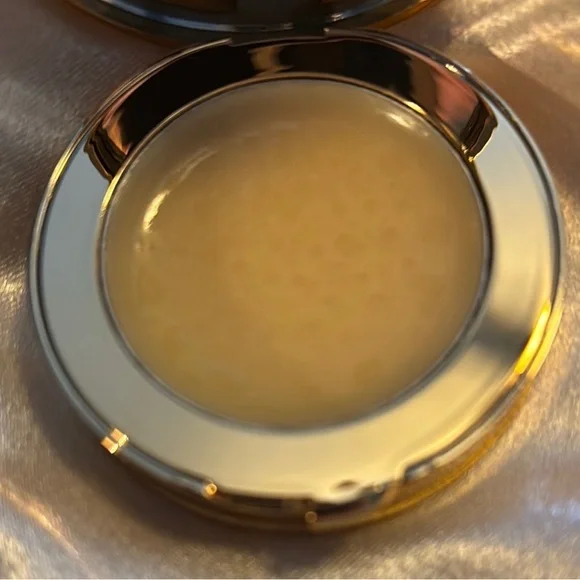 NIB Gucci Hydrating Lip Balm in beautiful compact - Picture 4 of 4